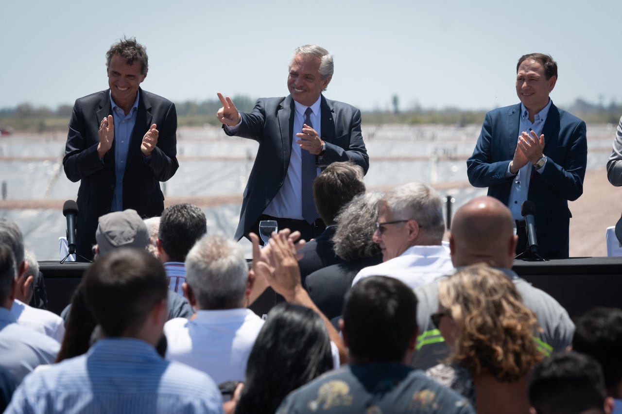 El presidente Alberto Fernández arribó este miércoles a Mendoza para inaugurar la ampliación de la Planta Depuradora de Líquidos Cloacales El Paramillo, en el departamento de Lavalle
Alberto Fernández en Mendoza. Estuvo junto al ministro de Obras Públicas de la Nación, Gabriel Katopodis; el intendente de Lavalle, Roberto Righi; y el ministro de Infraestructura, Mario Isgró

Foto: Ignacio Blanco / Los Andes 