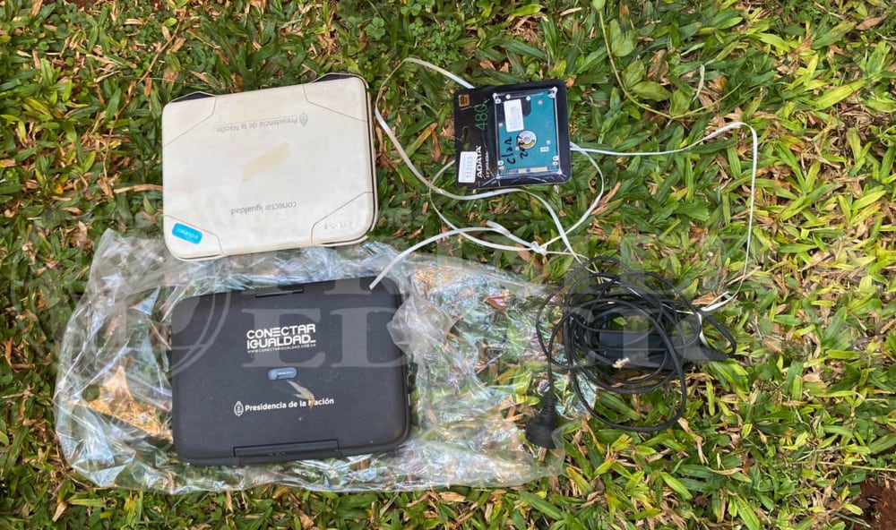 Los efectivos secuestraron dos computadoras, un disco rígido y celulares, que se encontraban en el patio de la vivienda, ocultos por malezas - Foto Primera Edición