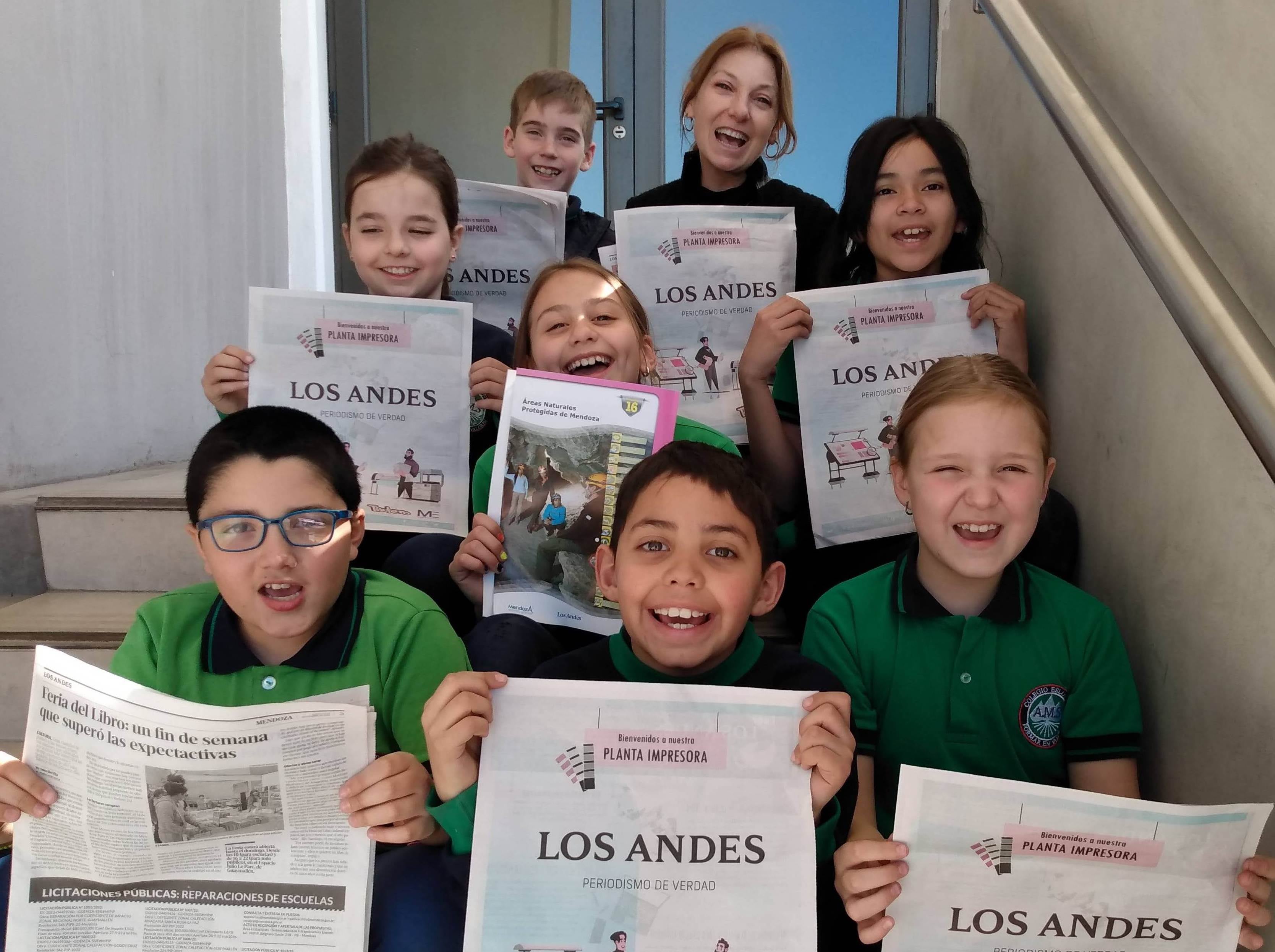 Felicitas, Valentina, Helena, Clara, Simón, Thiago y Florencia acompañados por Marcela Ferretto.

