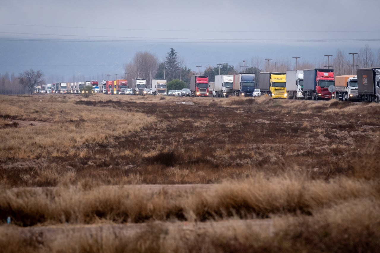 Caos en la ruta para cruzar a Chile antes de que el Paso vuelva a cerrar.
Por pronóstico de temporal, el Paso Cristo Redentor cerrará a las 13 de hoy. En toda la ruta 7 hay embotellamiento y demoras por camiones.

 Foto: Ignacio Blanco / Los Andes