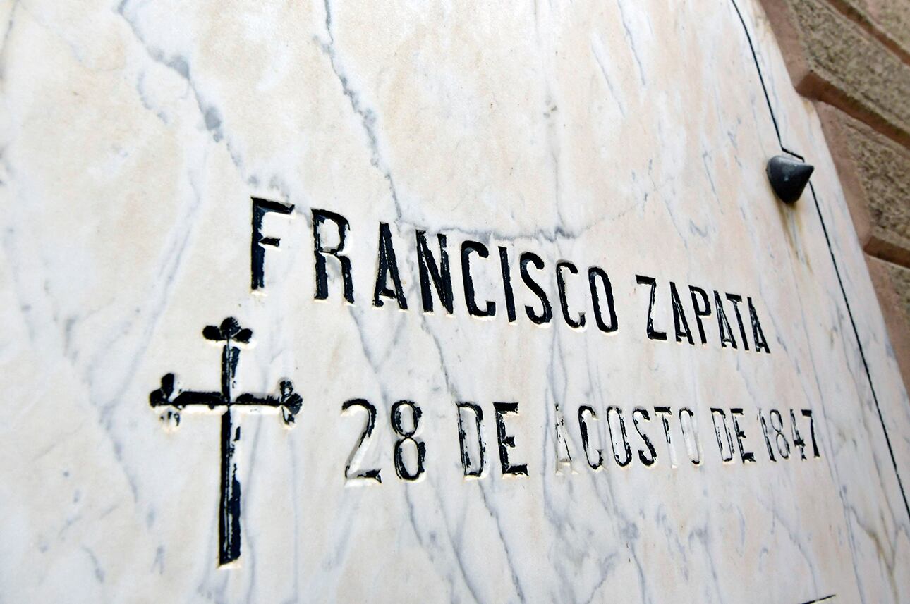 Detalle de la lápida del Mausoleo de Francisco Zapata, quien falleciera a los 55 años el 28 de agosto de 1847.  Era un de los propietarios de ese terrerno, ubicado en Las Chimbas, y era empresario y arriero. Foto : Orlando Pelichotti