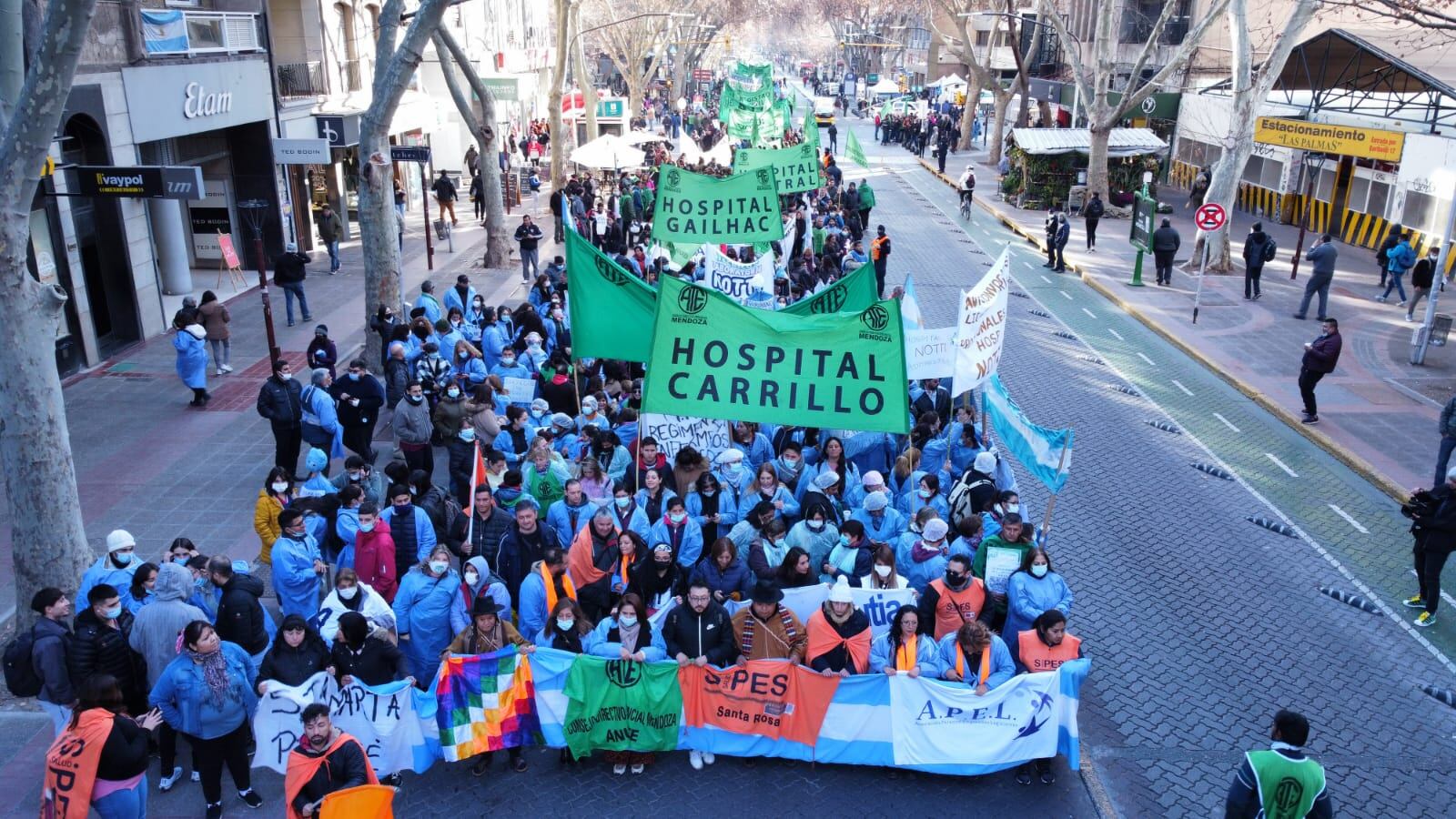 Comenzaron las marchas de gremios por las calles del centro de Mendoza: por dónde van y los cortes. Foto: Orlando Pelichotti / Los Andes.