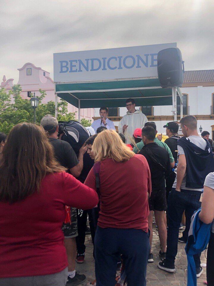 En el trayecto hay puestos donde se impartan bendiciones e incluso hay lugares donde se puede recibir el Bautismo. Foto: Clarín