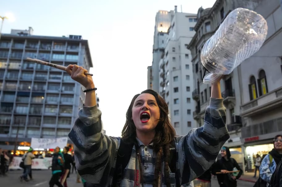 Protestas por la falta de agua en Montevideo, Uruguay. Foto: La Nación