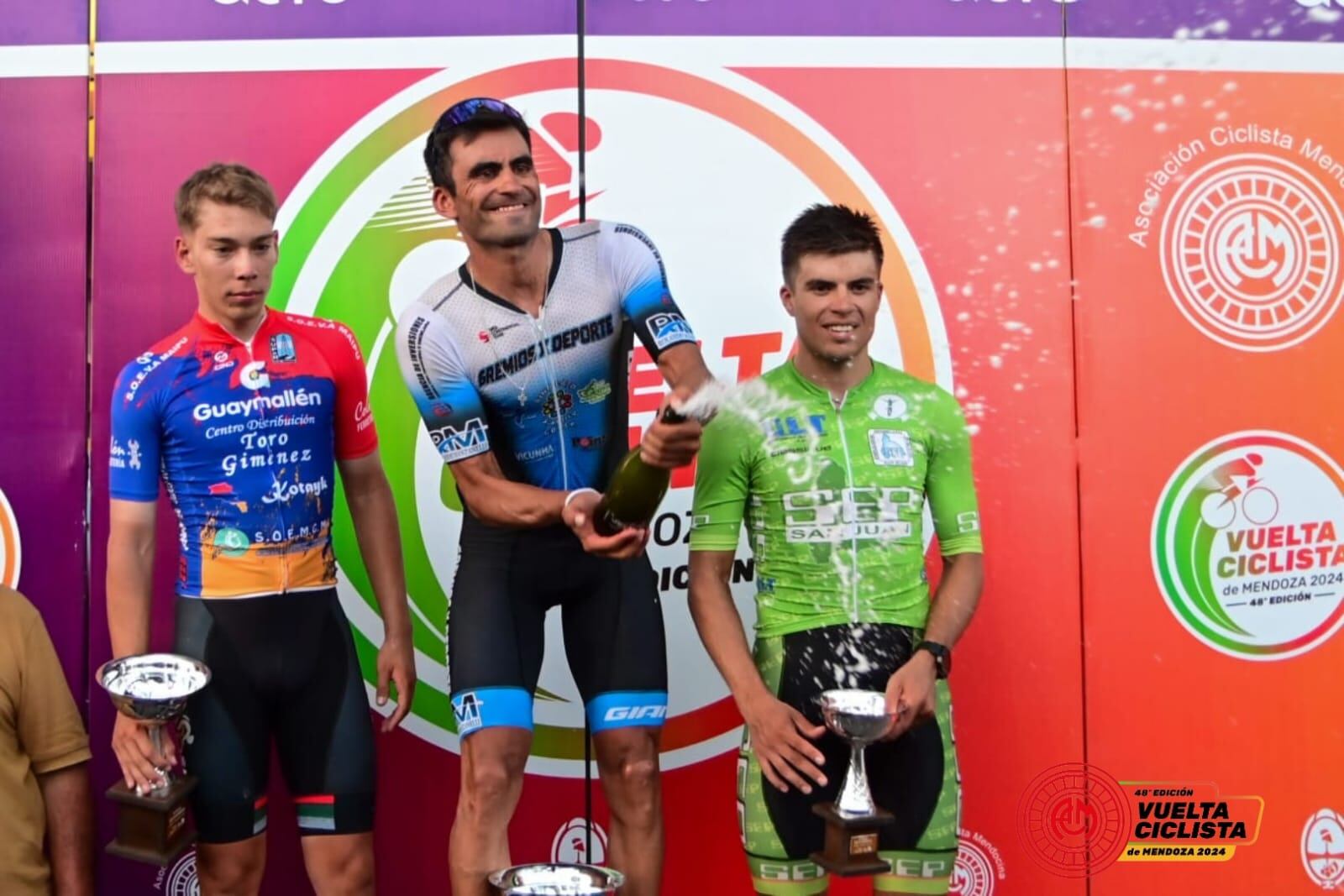 Alejandro Quilci, el representante del equipo Gremios por el Deporte se adueñó de la primer etapa de la Vuelta de Mendoza 2024.
Fotos: Luis Rojo Mallea