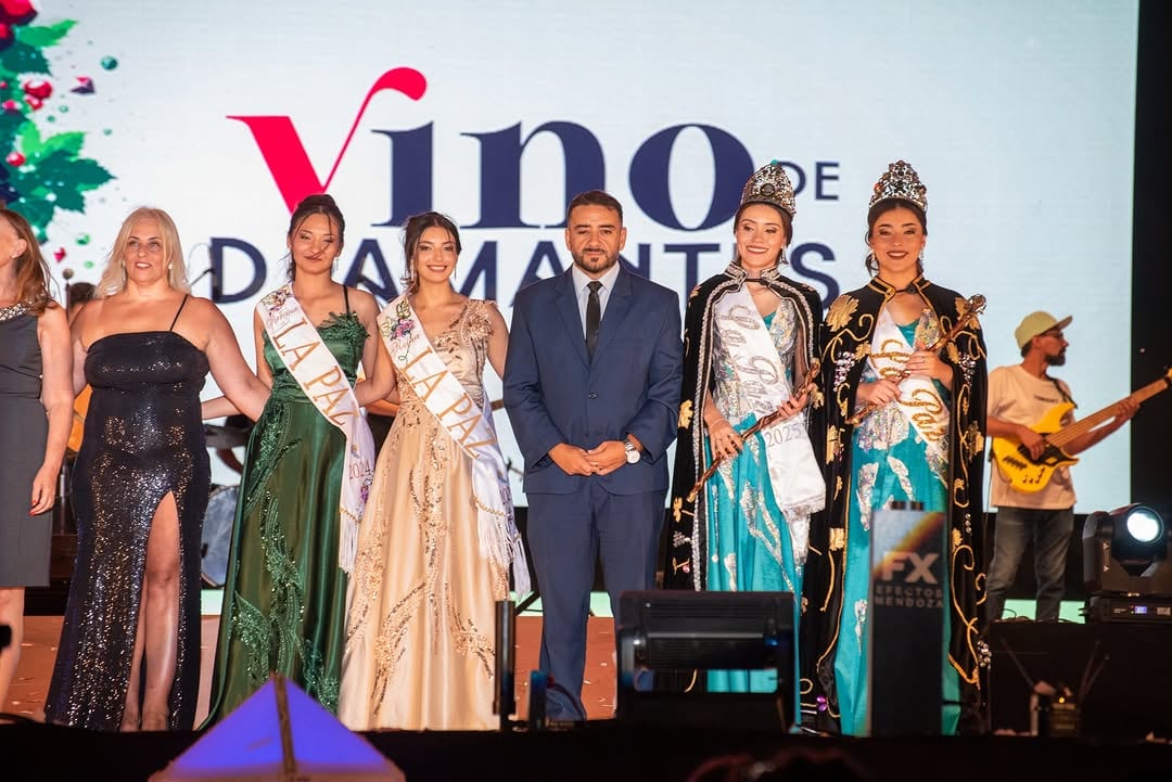 La Paz eligió a Victoria Lucero como su nueva Reina Departamental de la Vendimia 2025. Maribel Pérez fue coronada como la Virreina. (Foto Prensa Municipio)