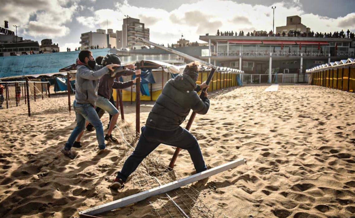 Un grupo bajó a la playa e ingresaron a un balneario privado y desmantelaron gran parte de las instalaciones.