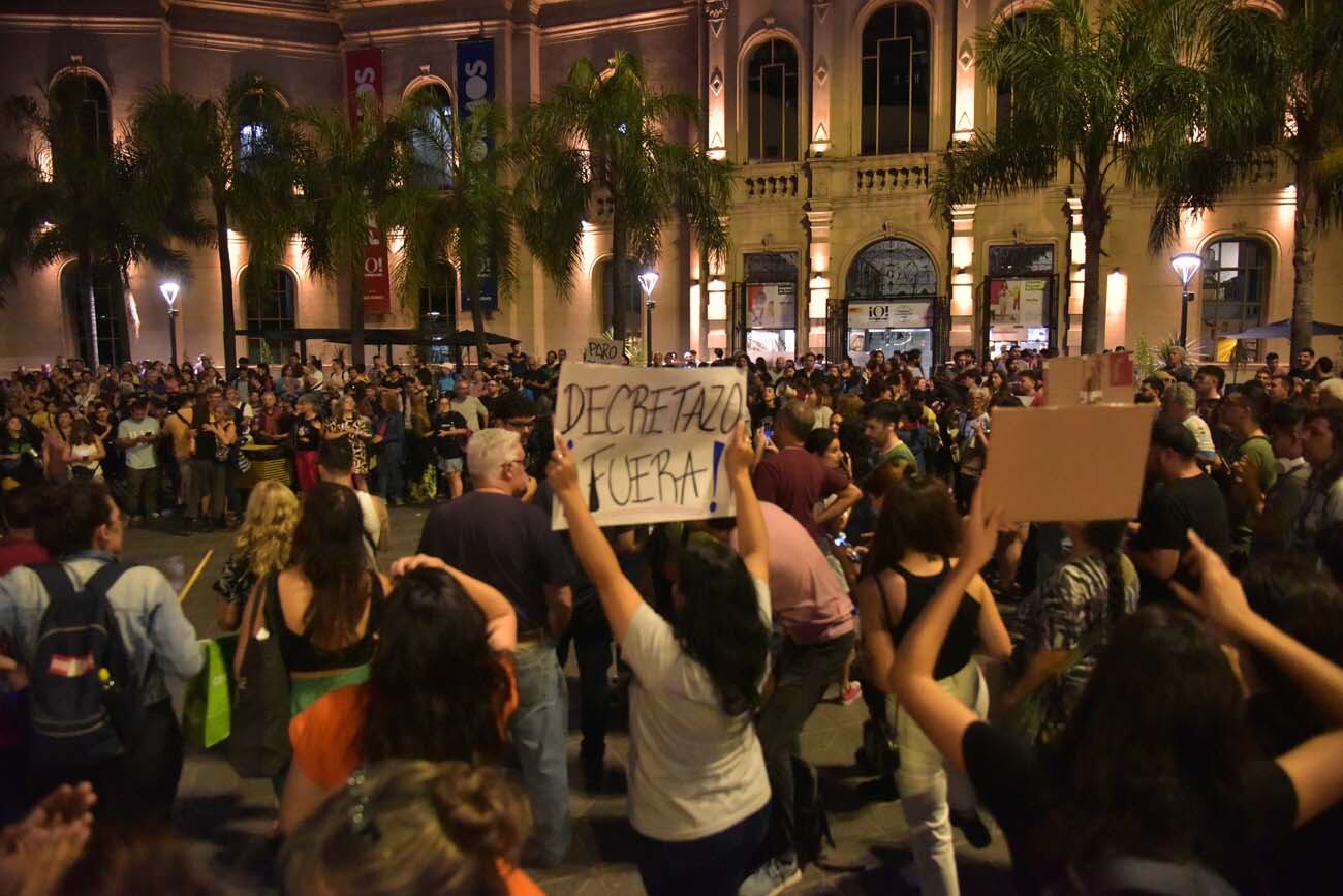 Cacerolazo en Patio Olmos contra del DNU de Milei (Facundo Luque / La Voz)