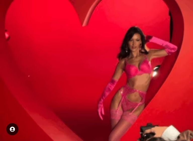 Bella Hadid posó en ropa de encaje rosa y enamoró a todos en redes sociales.