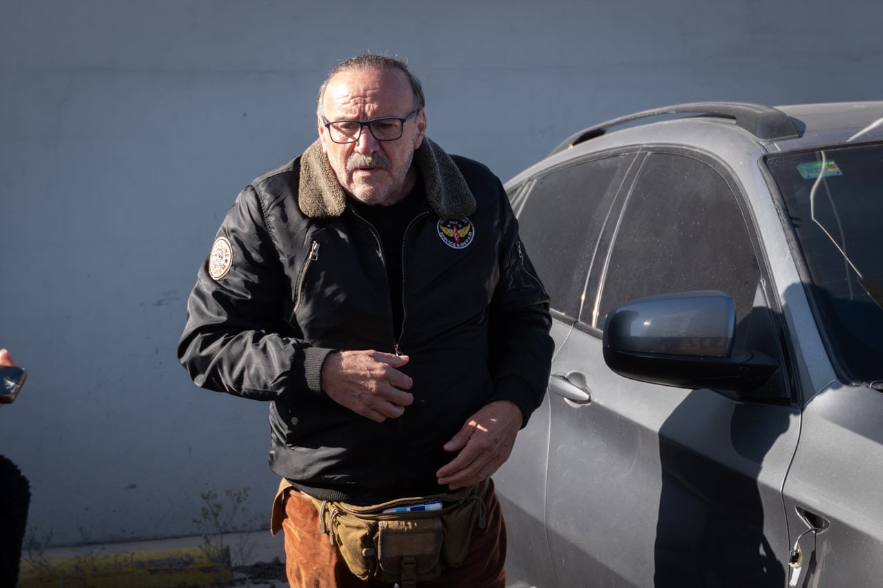 El humorista Cacho Garay llega a la audiencia donde se resolverá el pedido de prisión que fuera solicitado por los abogados de la denunciante, Cristian Vaira Leyton y Agustín Magdalena.

Foto: Ignacio Blanco / Los Andes