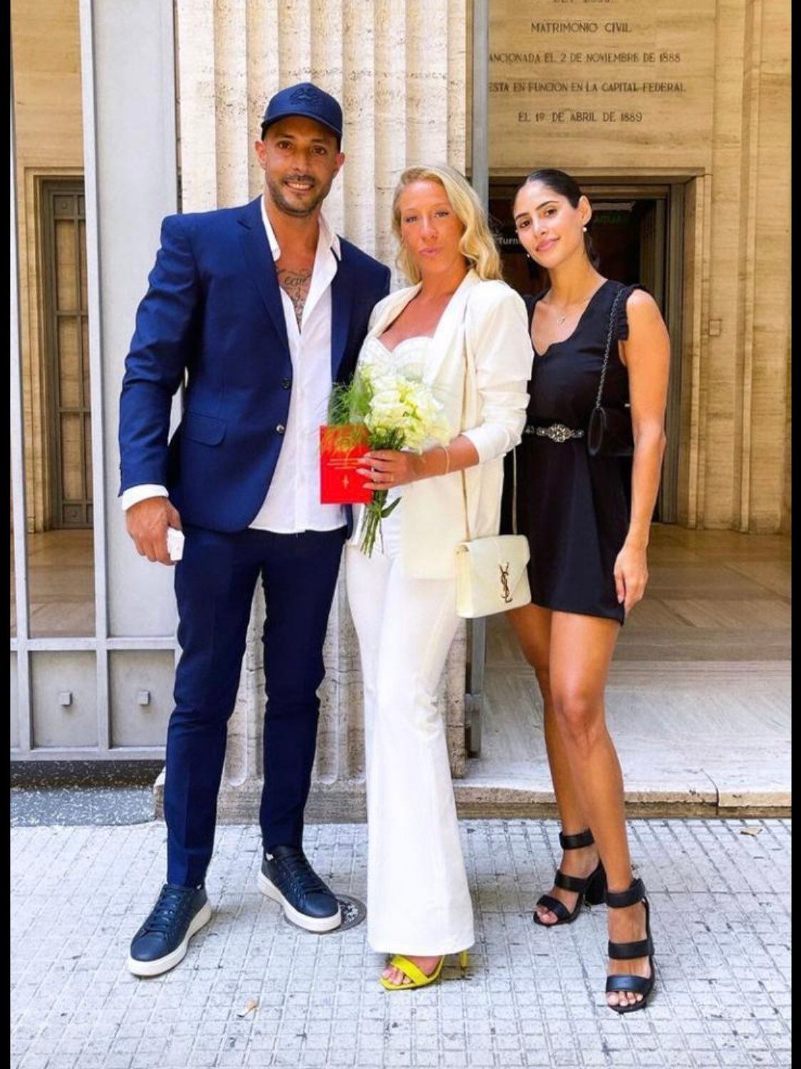 El empresario se presentó con un look elegante sport y una gorra. / Gentileza