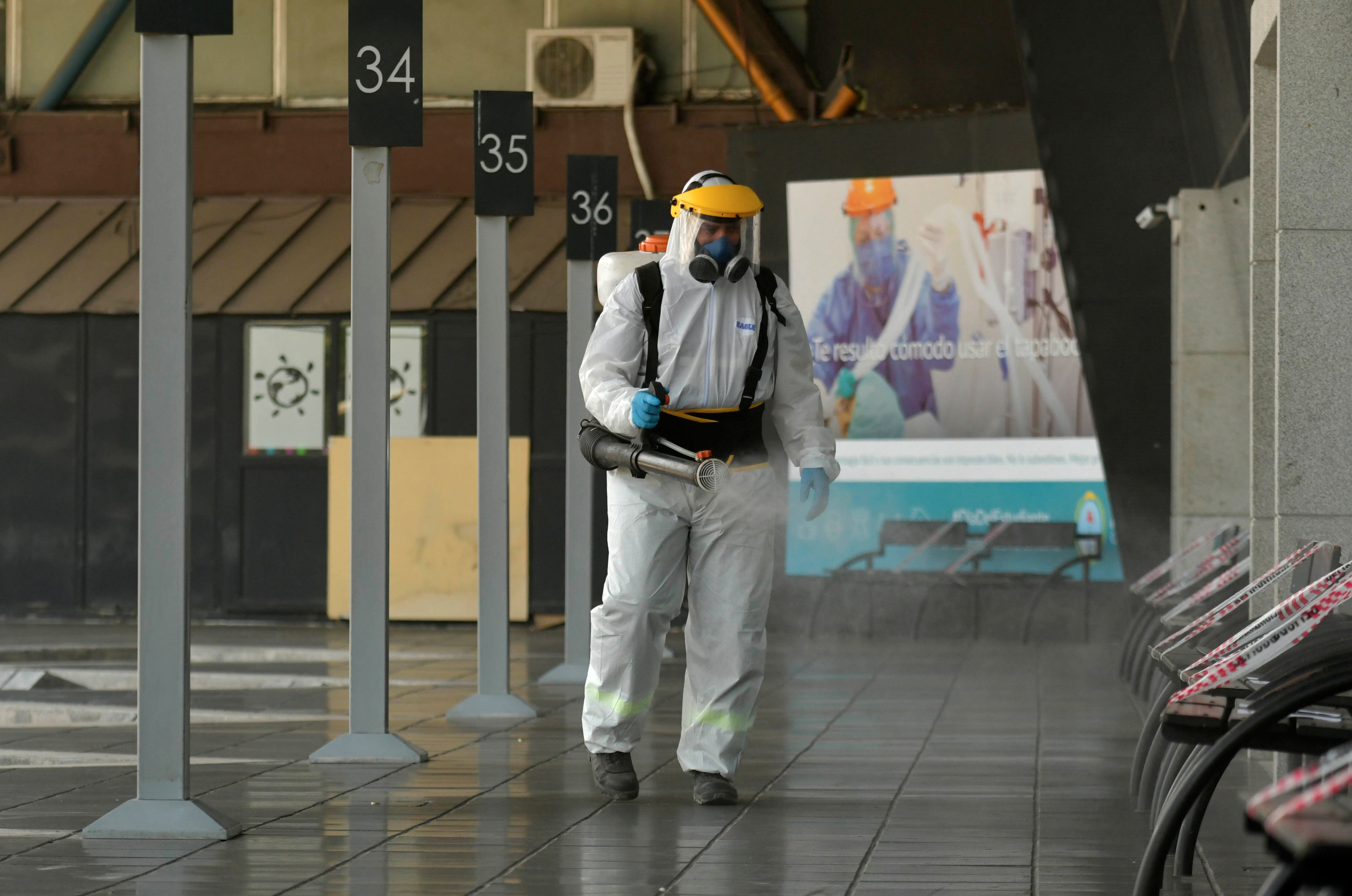  En la terminal se mantienen los protocolos sanitarios de desinfección. Foto: Orlando Pelichotti  / Los Andes