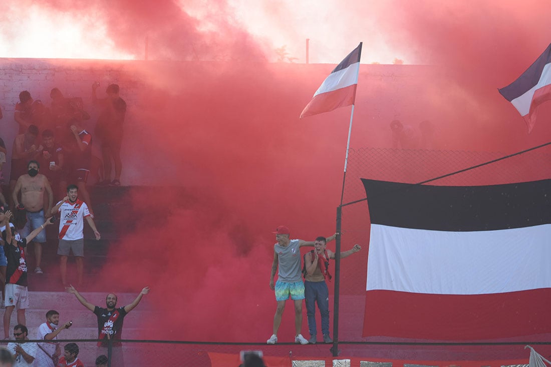 Deportivo Maipú vs. Sarmiento de Resistencia en cancha de Maipú
A pesar de prohibir hinchada dentro de la cancha, en las tribunas algunos simpatizantes de Maipú festejaban el triunfo.
Foto: José Gutierrez