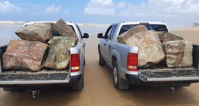 Cajas misteriosas aparecen en la costa de Brasil