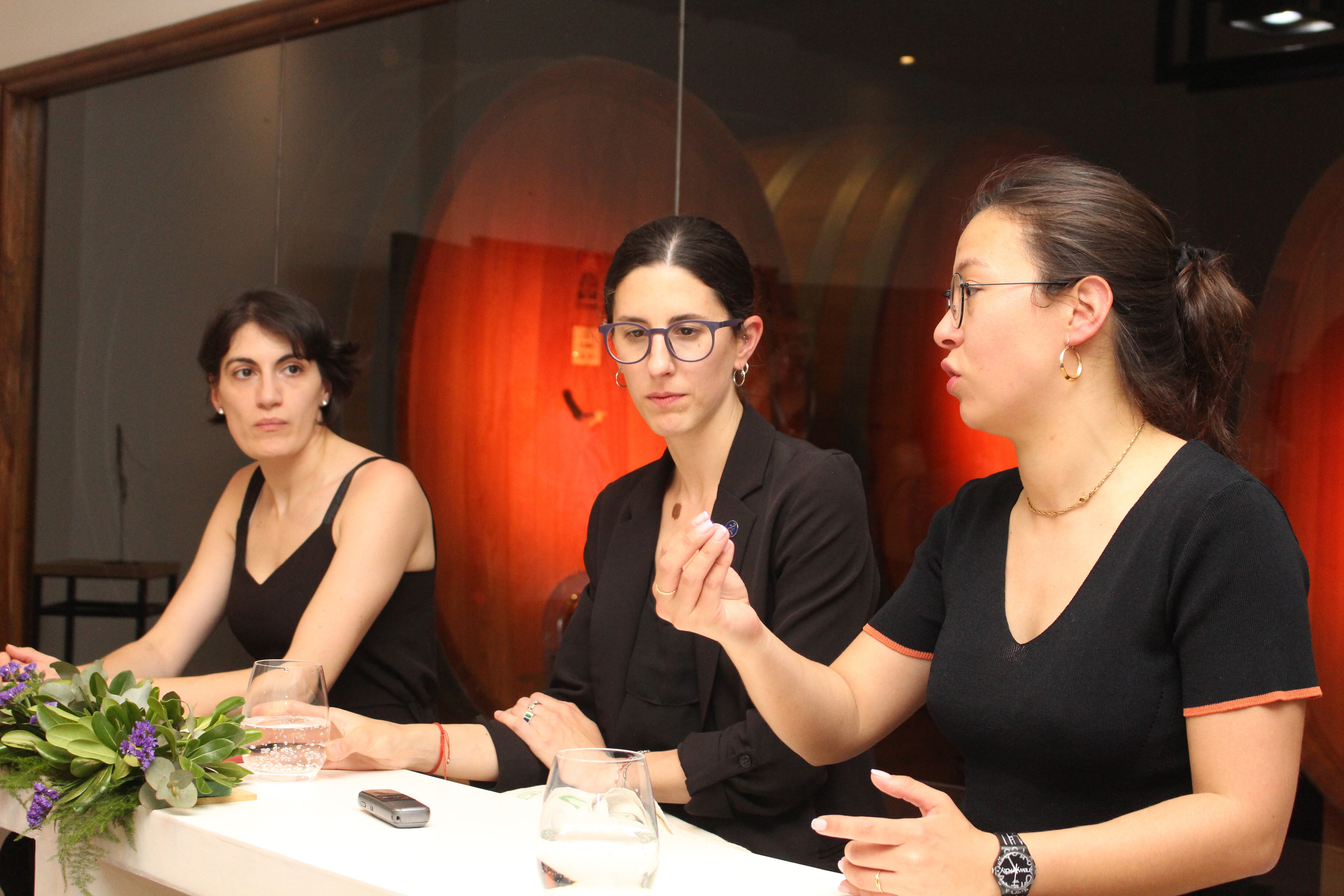 Las tres finalistas. Al centro, la ganadora Andrea Donadio.