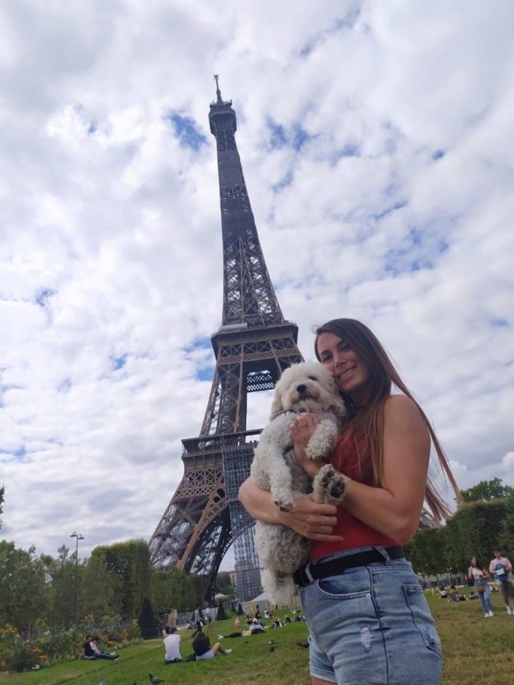 Desde Francia, Fernanda disfruta del verano europeo que prendas cómodas y clásicas 