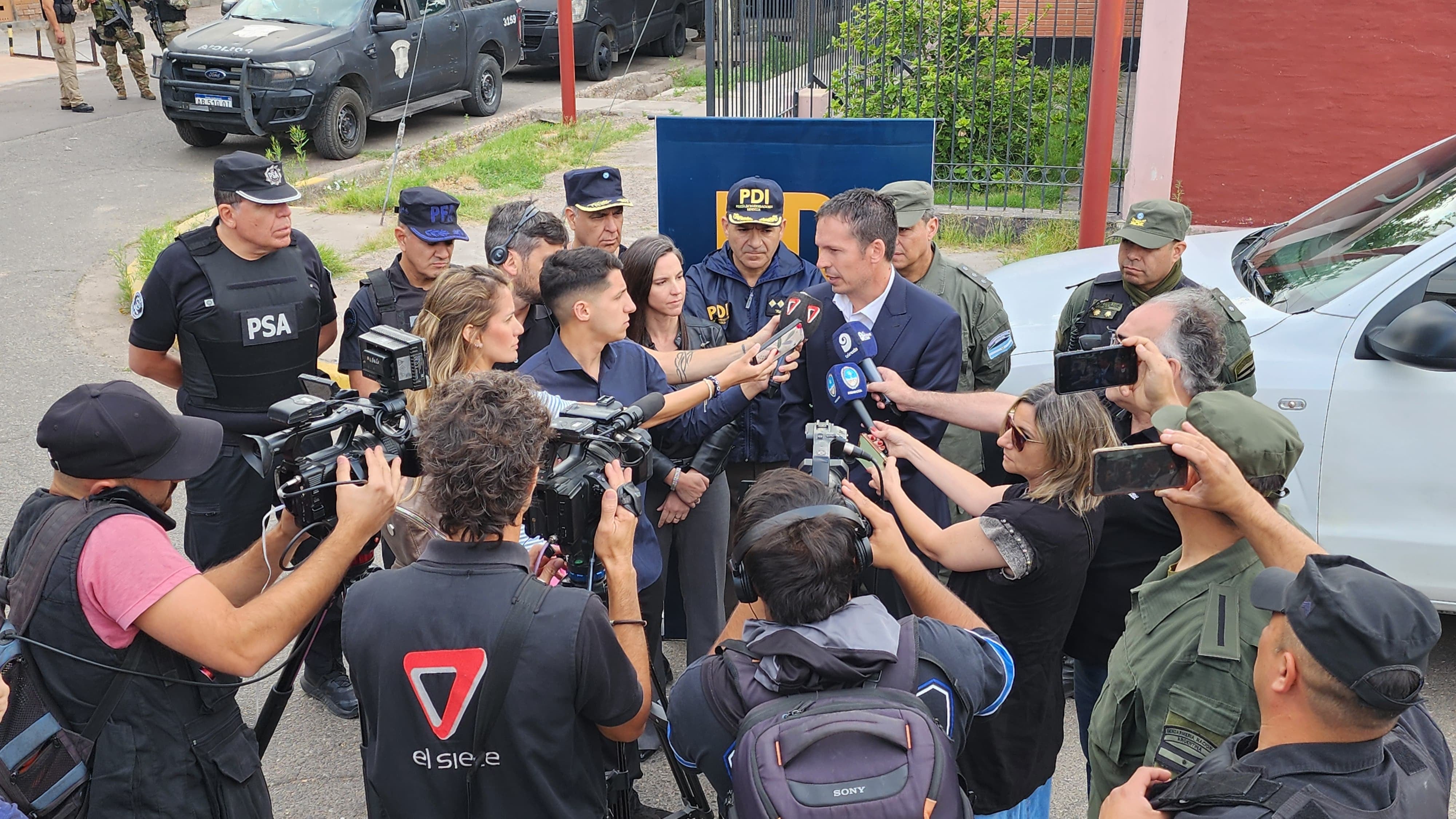 Conferencia oficial tras megaoperativo en el barrio Santa Teresita de Las Heras. En el centro, el fiscal Gustavo Pirrello. (Los Andes)