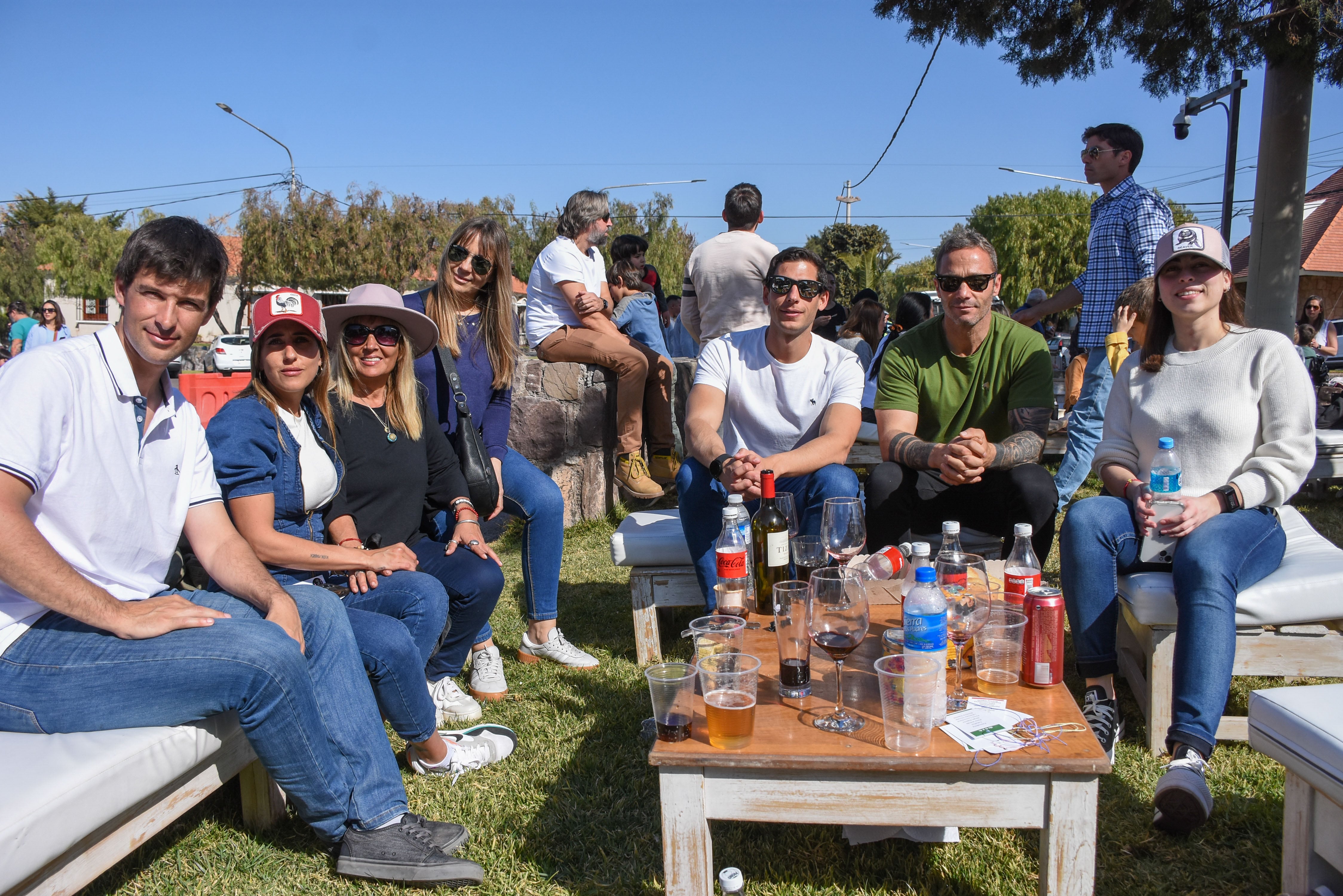 Viviana Vila junto a su hija Daniela Gutiérrez, Emiliano Antonini, Sandra Curletto, Pablo Álvarez, Emiliano y Candela Rez Masud