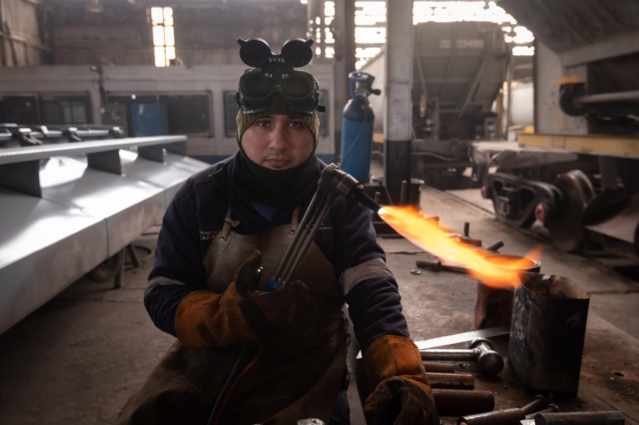 
Cristian Reyes, Soldador en la plata de mantenimiento del tren Belgrano Cargas en Palmira. Foto: Ignacio Blanco / Los Andes
