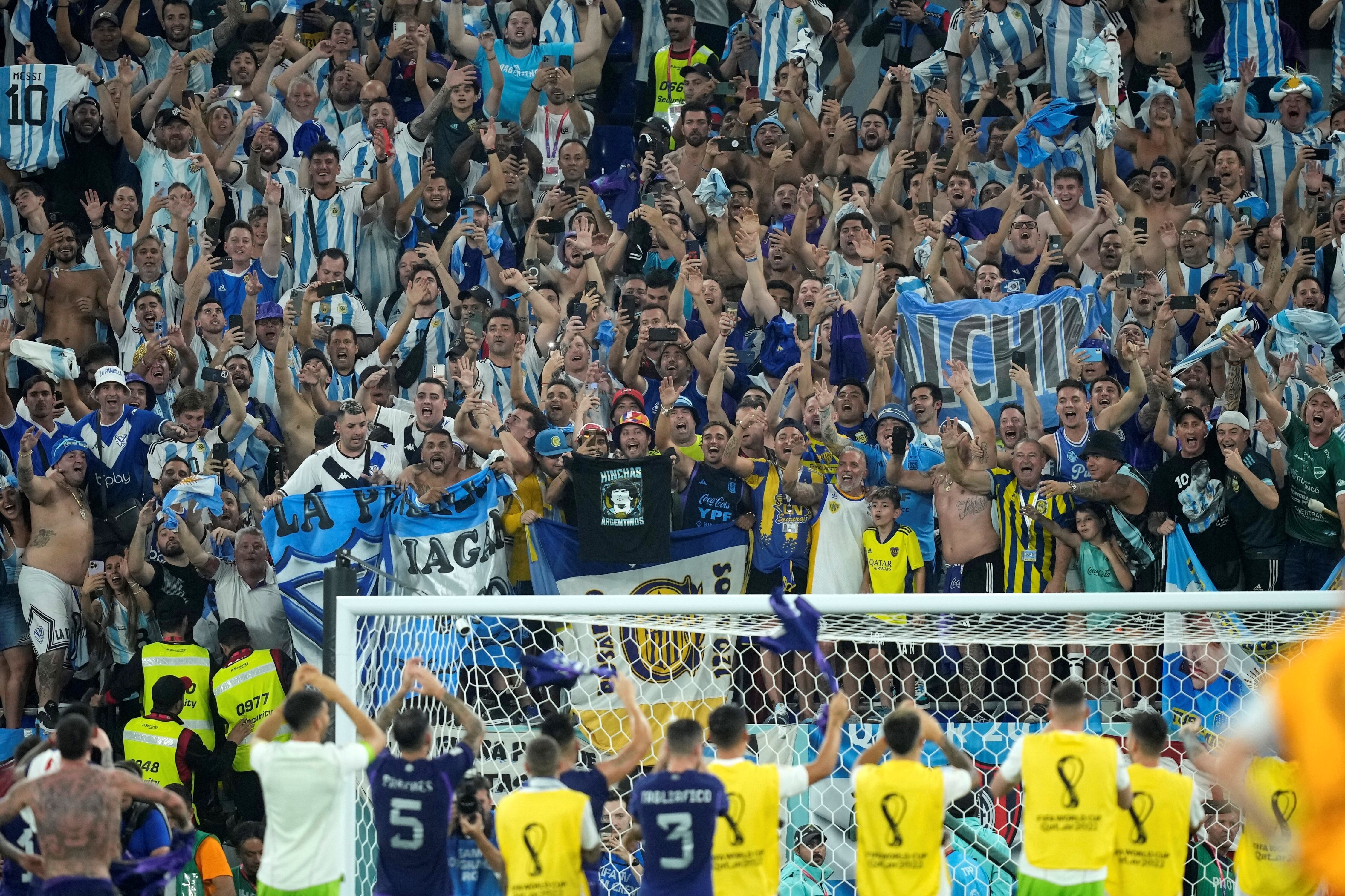 Gestos. Felicidad, orgullo, emoción... Cada hincha vive a su manera el partido, pero los rostros evidencian las mismas sensaciones. (AP)