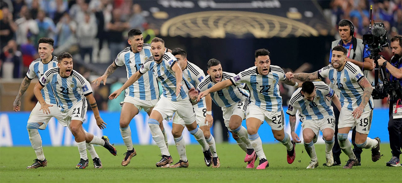 Lusail (Qatar), 18/12/2022.- Players of Argentina celebrate winning the penalty shoot-out of the FIFA World Cup 2022 Final between Argentina and France at Lusail stadium, Lusail, Qatar, 18 December 2022. (Mundial de Fútbol, Francia, Estados Unidos, Catar) EFE/EPA/Friedemann Vogel
