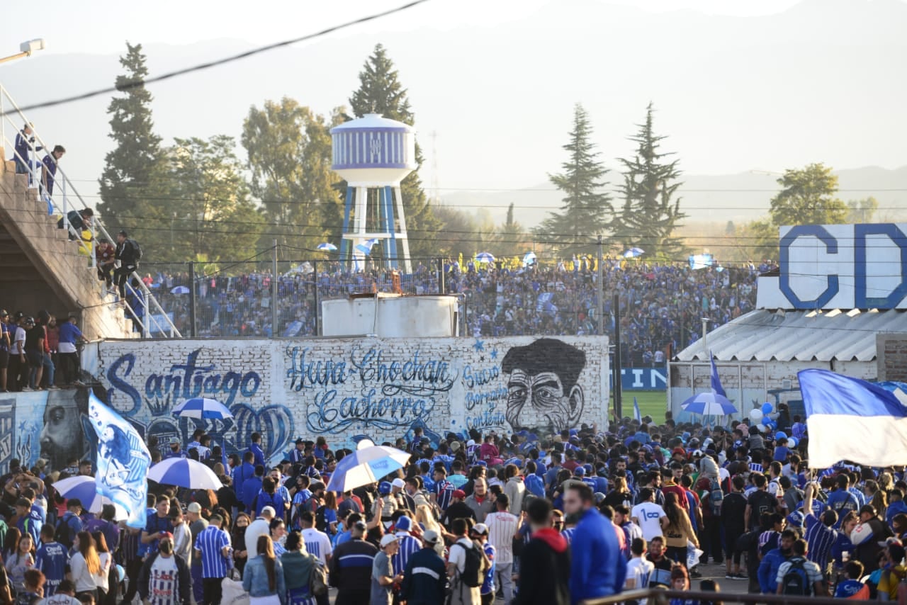 Explotó el estadio con más de 10 mil hinchas festejando los 100 años del club.