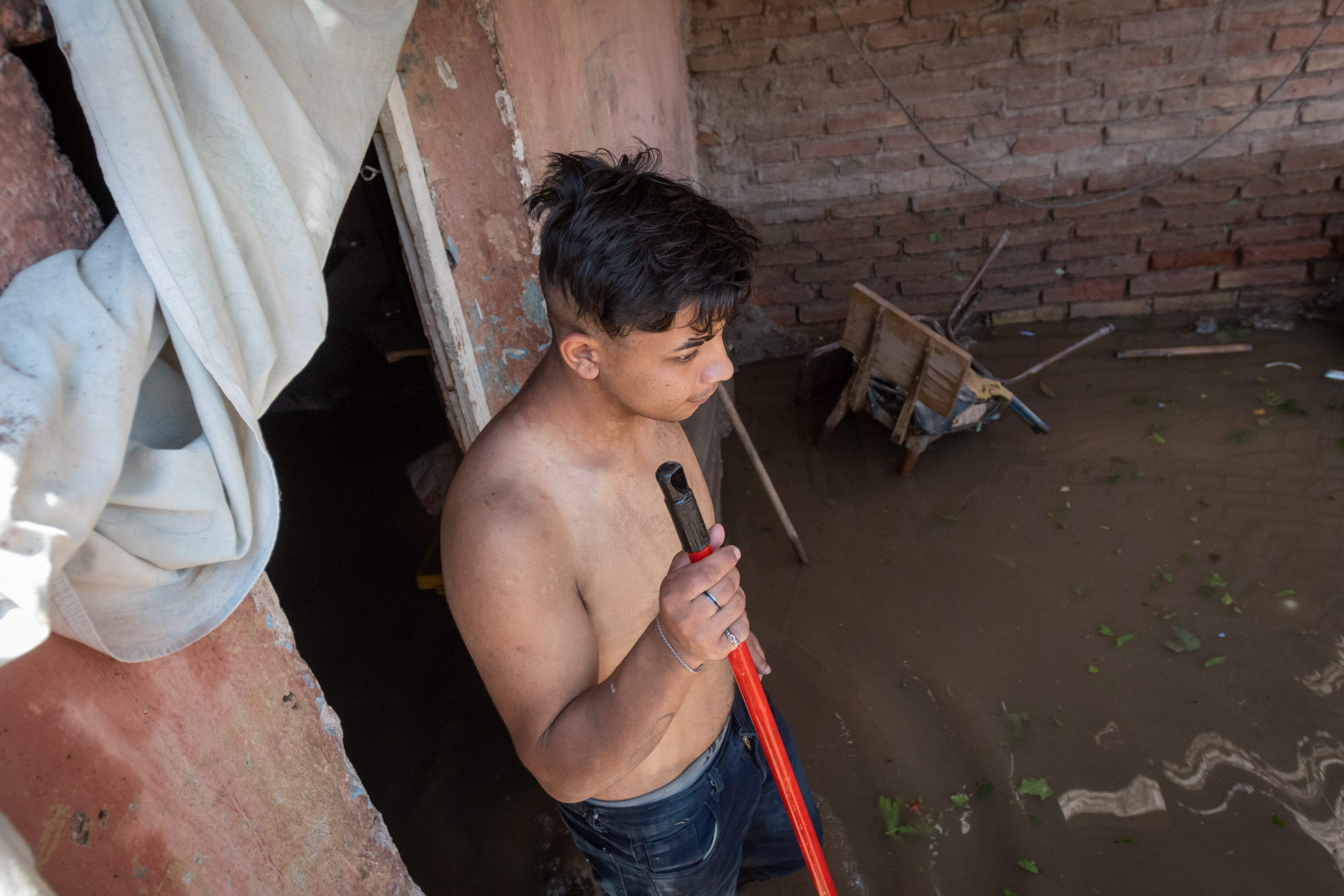 Sin descanso, Matías trabajó durante todo el viernes sacando agua de su casa en Las Heras.  Este fue el departamento más afectado luego del temporal.