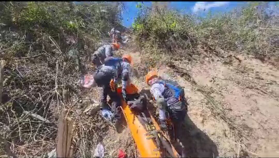 Al menos 10 muertos y decenas de heridos luego de que un autobús cayera al abismo. Foto: Policía de Perú.