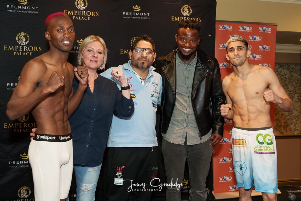 Kevin Muñoz, luego del pesaje junto a su entrenador Pablo Chacón (centro) y su rival Ricardo Malajika.