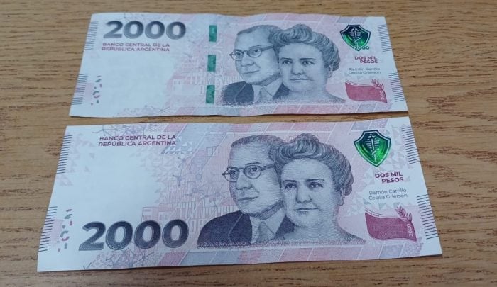 Actualmente, conviven dos versiones de billetes de 2.000 pesos: la de circulación (arriba) y la de conmemoración (abajo).