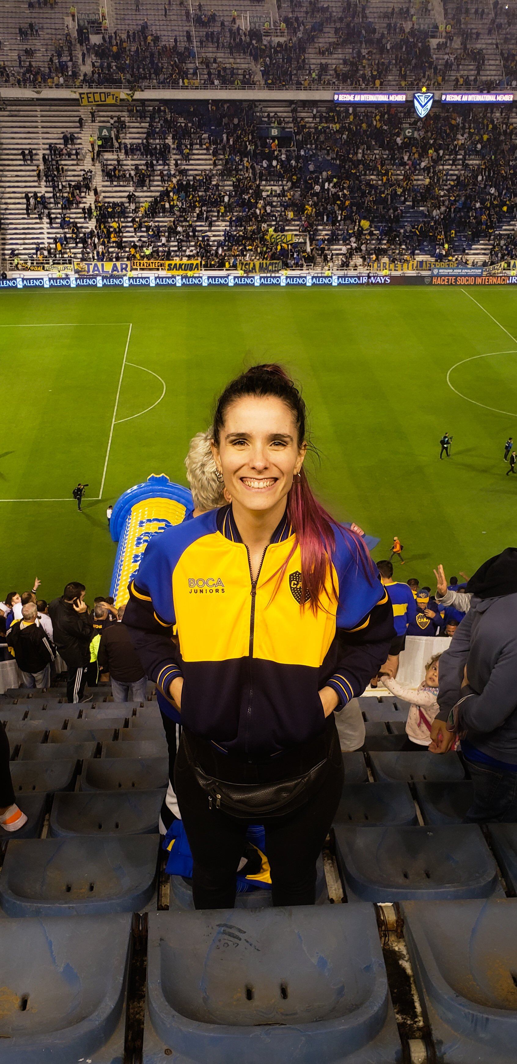 Una joven encontró un anillo de casados en la cancha y busca a su dueño.