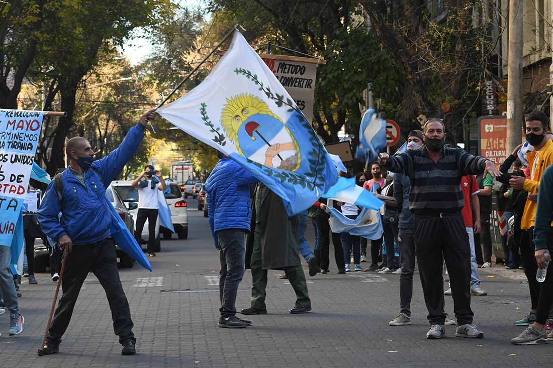 Mendoza 25 de mayo de 2021  Sociedad
Protestas en la esquina de 9 de Julio y Peatonal de Ciudad con banderazo, bocinazos en reclamo a las restricciones por la pandemia