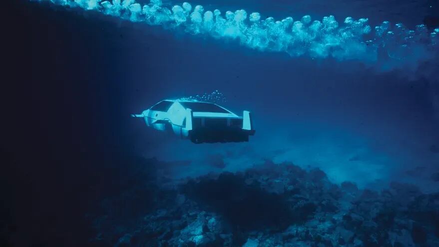 Momento en el que James Bond escapa a bordo del Lotus Esprit.