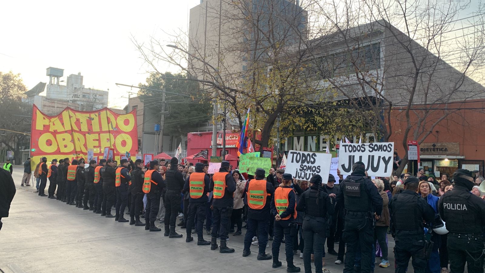 Manifestantes que se expresaban en contra de la visita del gobernador Gerardo Morales.