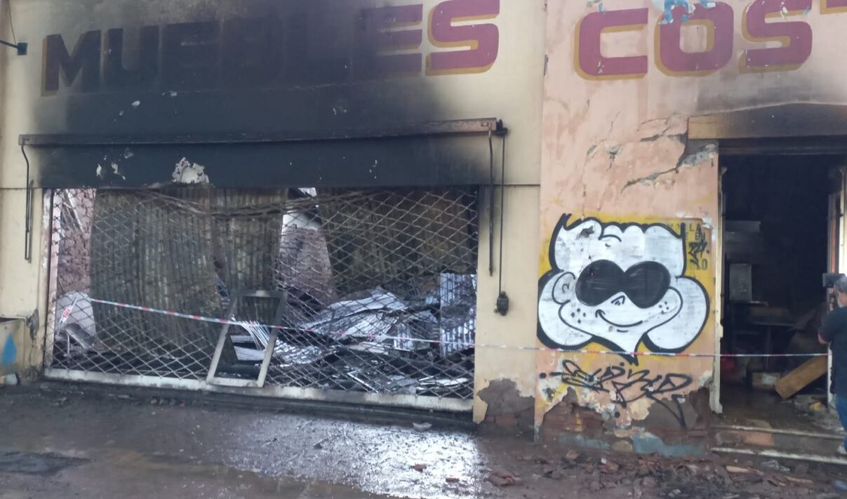 Incendio de mueblería abandonada en la Alameda (Ciudad) / Gentileza X @radiomitremza