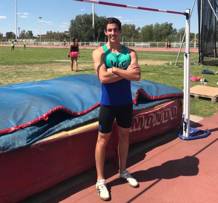 Renzo Cremaschi en salto en alto, en la pista de atletismo de la Villa Deportiva del Parque General San Martín. /Gentileza Raúl Roberto Flores, de la UNCuyo. 