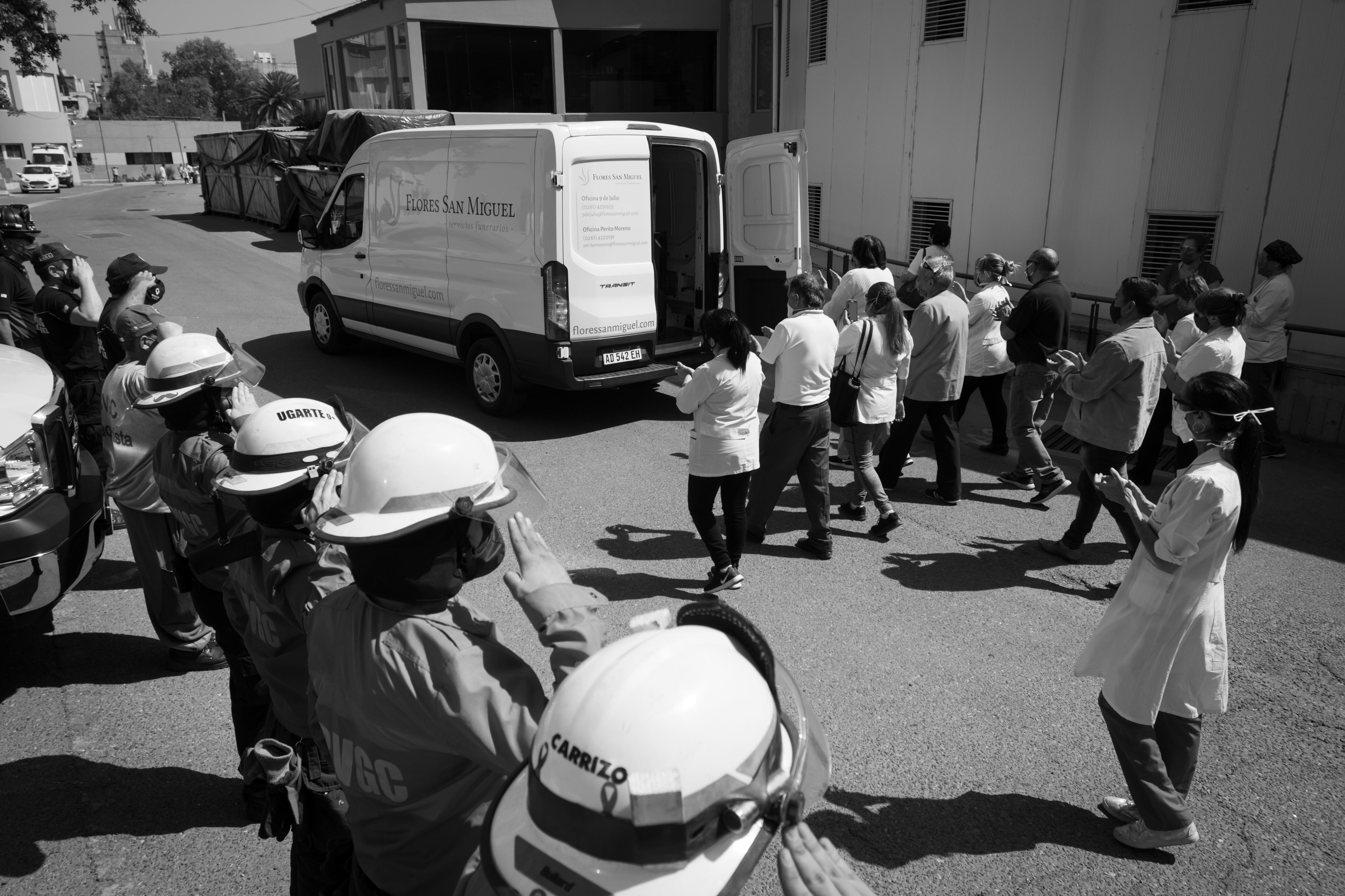 Bomberos de Godoy Cruz estuvieron presentes e hicieron sonar las sirenas de las autobombas. Foto: