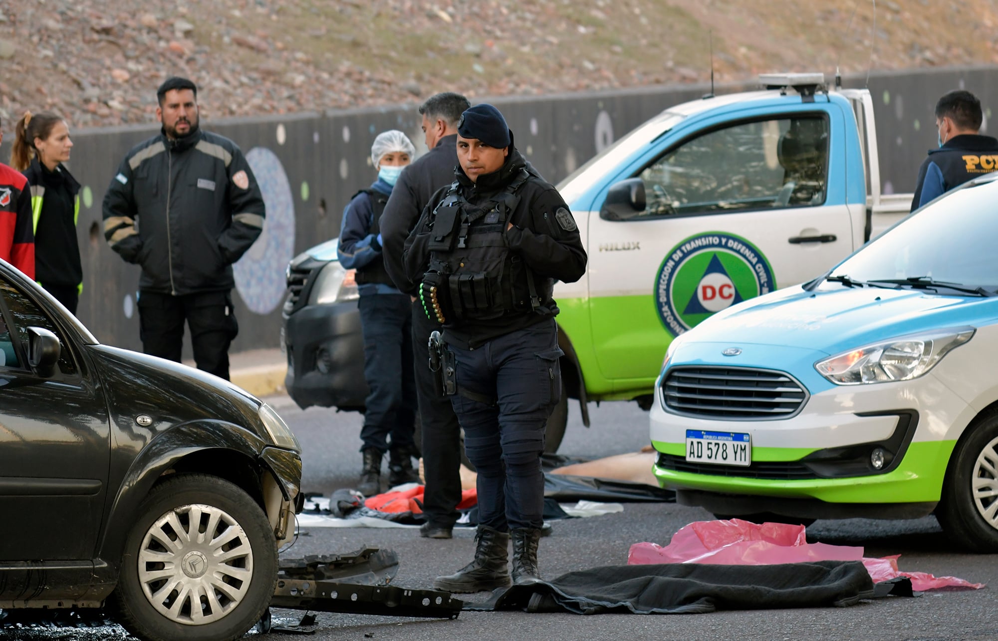 Federico Ariel Cherry, de 24 años murió esta mañana tras un choque frontal entre una motocicleta  y un auto. El incidente vial ocurrió frente al Parque Metropolitano de Maipú.  
Foto : Orlando Pelichotti
