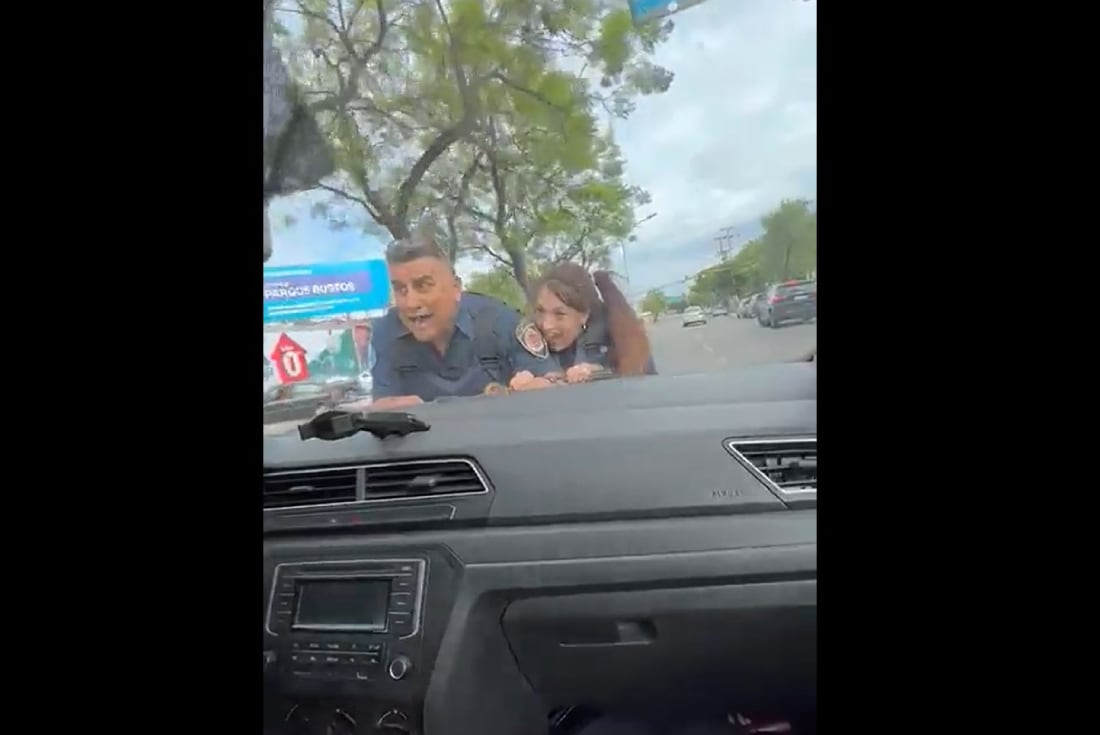 Policías. El gesto de los uniformados siendo arrastrados por el auto. (Captura de video)