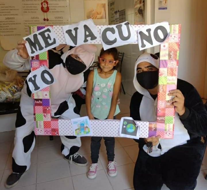 Se disfrazaron de Reyes Magos para contener a los niños en los centro de vacunación de Palmira y San Martín