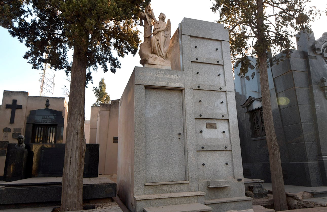 De líneas simples y con una escultura de mármol en su nivel superior, encontramos el panteón de Abelardo Tabanera. Foto:  Orlando Pelichotti