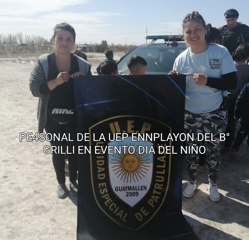 Las encargadas del merendero le agradecieron a los policías su colaboración para festejar el Día del Niño. - Gentileza / Ministerio de Seguridad.