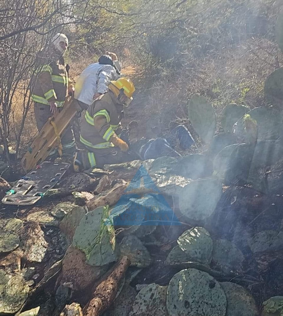 Un pequeño avión se estrelló en el aeropuerto local segundos antes de aterrizar.