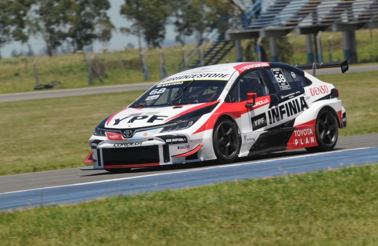 Julián Santero finalizó 10° y Bernardo Llaver 15° en la final del Súper TC2000 en el autódromo de Río Cuarto. La victoria fue para Leonel Pernía.