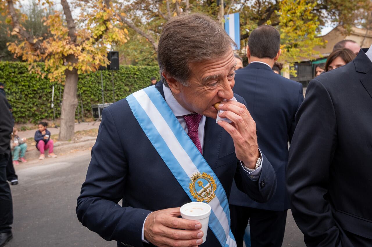 El gobernador de la provincia de Mendoza, Rodolfo Suarez dio comienzo a los festejos por el aniversario de la Patria.
En la residencia oficial, el mandatario provincial escuchó el Toque de Diana y compartió un desayuno típico, chocolate y tortas fritas con funcionarios y vecinos.

Foto: Ignacio Blanco  / Los Andes