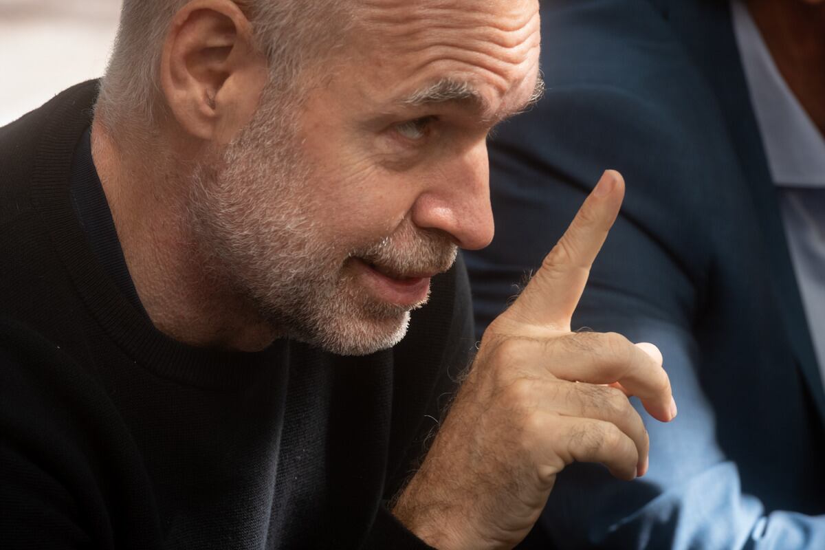 Horacio Rodriguez Larreta estuvo en Mendoza, camino por la Plaza Independencia y la Peatonal Sarmiento junto a Rodolfo Suarez y Ulpiano Suarez. Foto Ignacio Blanco / Los Andes 