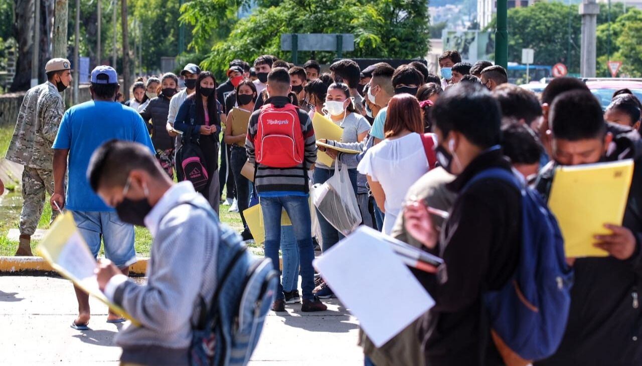 Una multitud de jóvenes se postuló para el servicio militar voluntario en Salta y hubo largas colas para inscribirse.