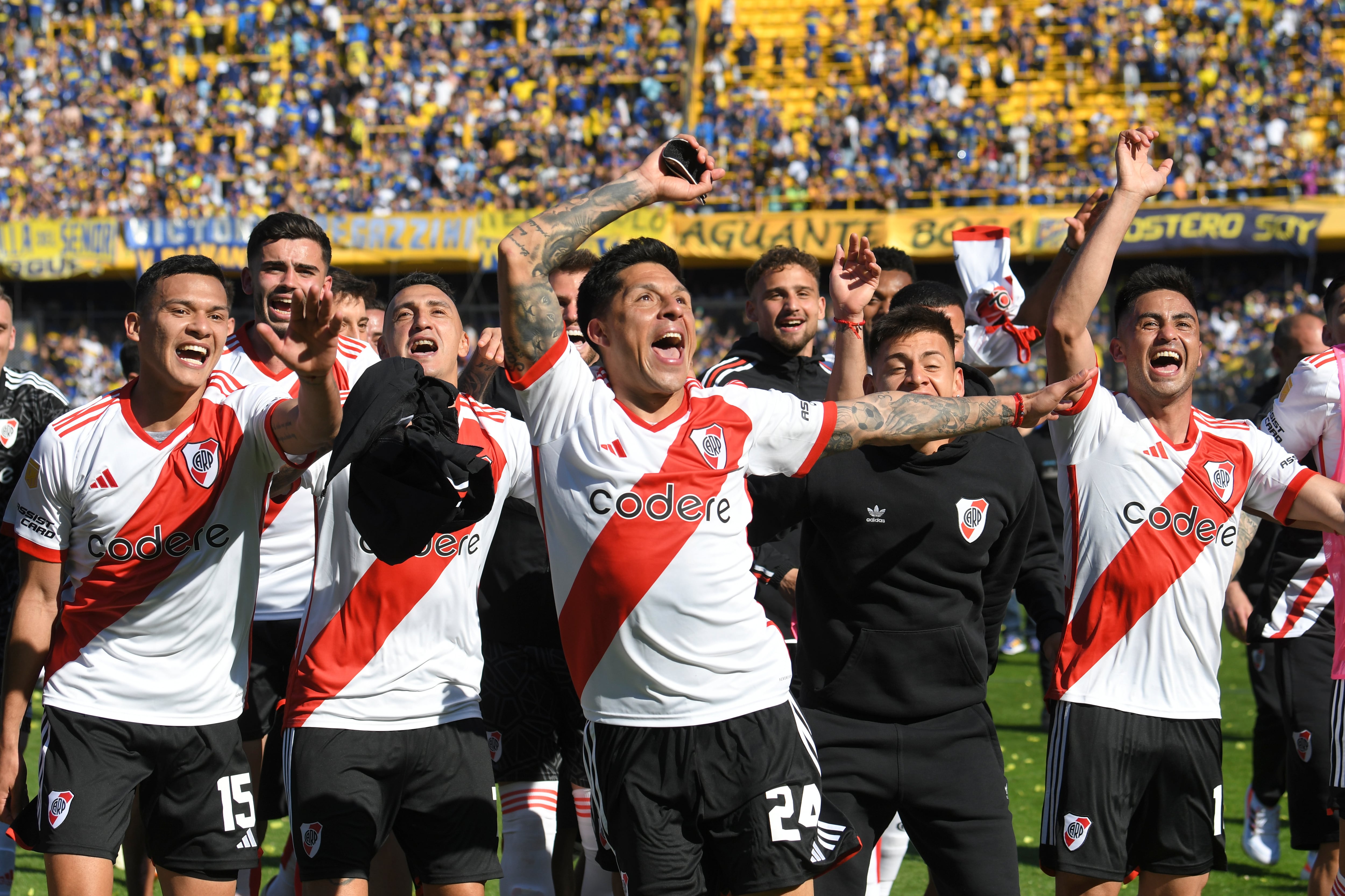 Enzo Pérez (centro) celebra con sus compañeros de River tras la victoria 2-0 ante Boca en el súperclásico del fútbol argentino. 