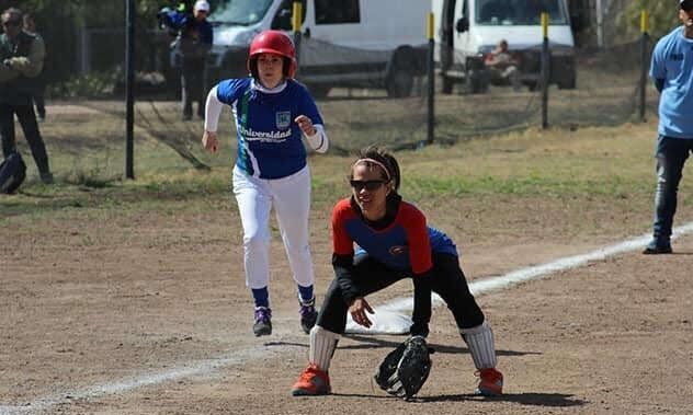 Tenzi, en acción durante un partido de softbol. /Gentileza