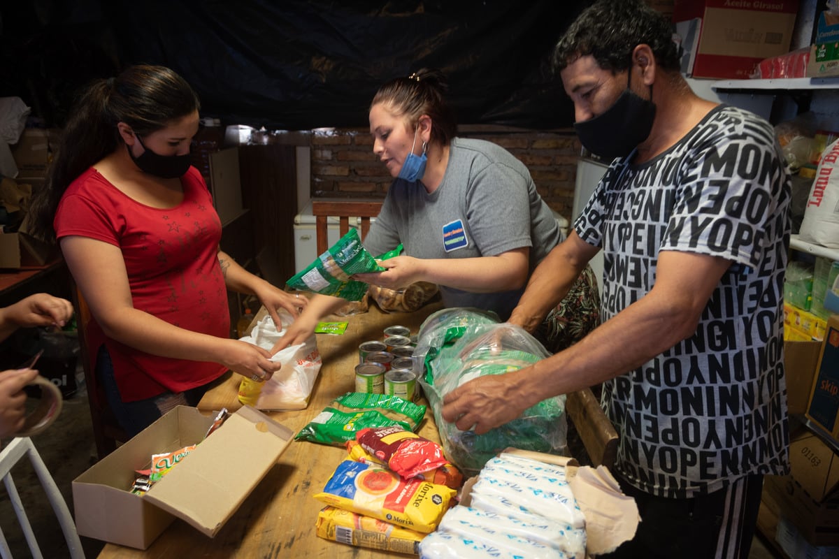 El comedor Horneritos (El Algarrobal) asiste a más de 1.500 personas y todos los martes les dan cena, mientras que los jueves preparan mediatarde. Foto: Ignacio Blanco / Los Andes.